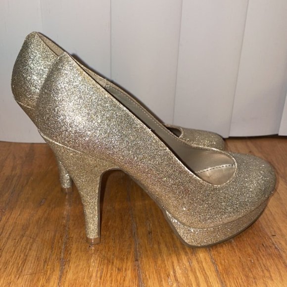 Kenneth Cole Gold Glitter Heels - Picture 3 of 8